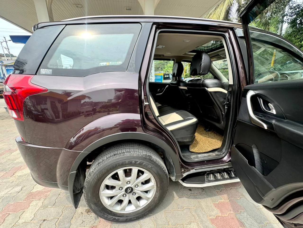 Mahindra XUV500 - Thumbnail 5